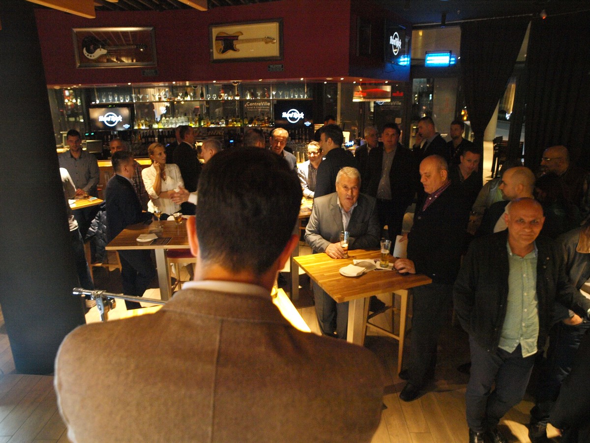 ok-buducnost-capital-plaza-odbojka-vece-sa-prijateljima-hard-rock-caffe-podgorica-60